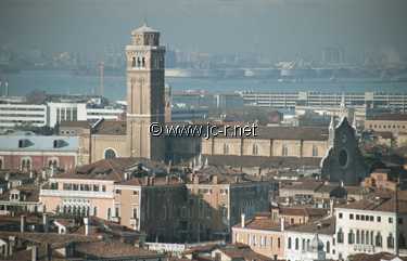 Die Frari-Kirche vom Campanile von San Marco aus gesehen